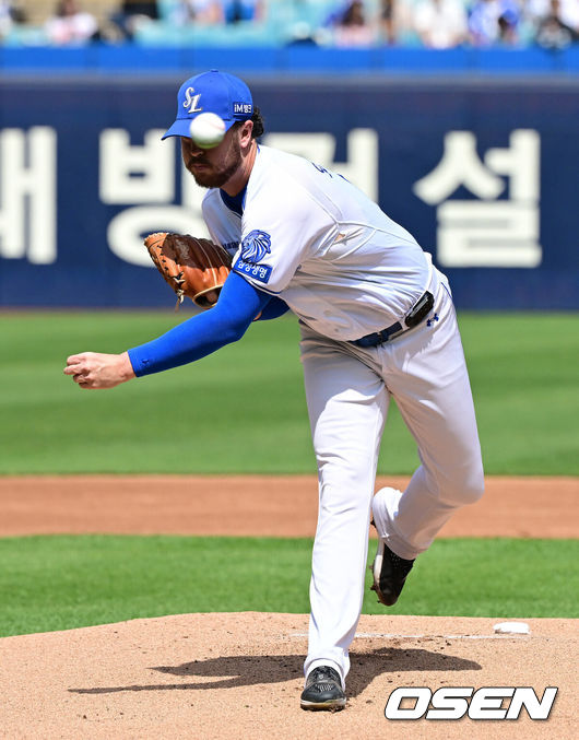 [OSEN=대구, 지형준 기자] 18일 대구삼성라이온즈파크에서 2026 신한 SOL KBO리그 삼성 라이온즈와 LG 트윈스의 경기가 열렸다.7연승에 도전하는 삼성은 잭 오러클린, LG는 임찬규가 선발로 나섰다.1회초 삼성 오러클린이 역투하고 있다. 2026.04.18&nbsp;/ jpnews@osen.co.kr