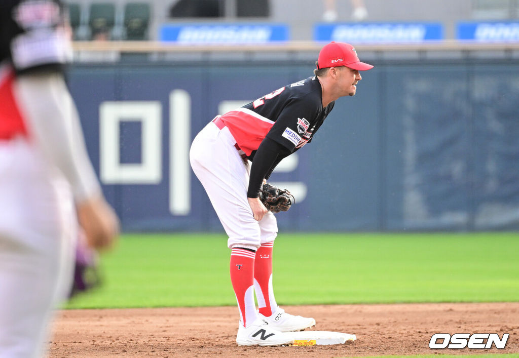 18일 오후 서울 잠실야구장에서 ‘2026 신한 SOL KBO리그’ 두산 베어스와 KIA 타이거즈의 경기가 열렸다.홈팀 두산은 최승용, 방문팀 KIA는 애덤 올러를 선발로 내세웠다.4회말 2사 주자없는 상황 두산 정수빈의 내야 땅볼 때 송구 실책을 범한 KIA 유격수 제리드 데리드 데일이 아쉬워하고 있다. 2026.04.18 / dreamer@osen.co.kr