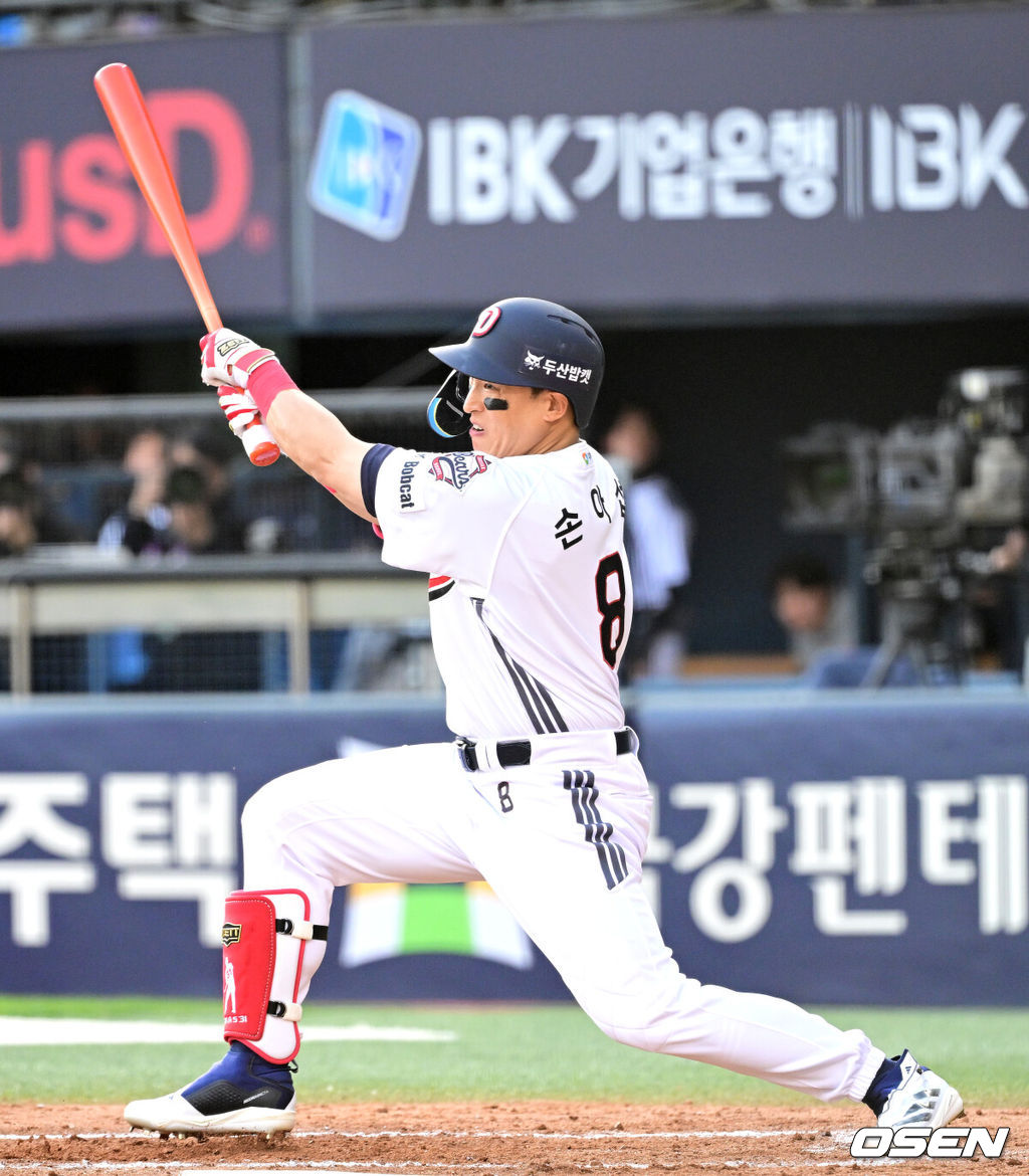 18일 오후 서울 잠실야구장에서 ‘2026 신한 SOL KBO리그’ 두산 베어스와 KIA 타이거즈의 경기가 열렸다.홈팀 두산은 최승용, 방문팀 KIA는 애덤 올러를 선발로 내세웠다.3회말 무사 선두타자로 나선 두산 손아섭이 왼쪽 2루타를 날리고 있다. 2026.04.18 / dreamer@osen.co.kr