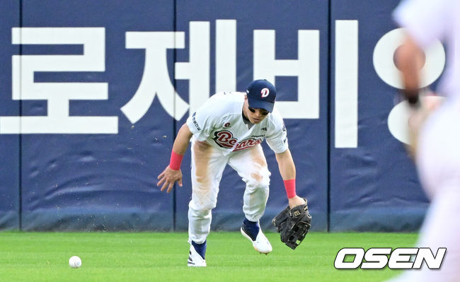 [OSEN=잠실, 최규한 기자] 18일 오후 서울 잠실야구장에서 ‘2026 신한 SOL KBO리그’ 두산 베어스와 KIA 타이거즈의 경기가 열렸다.홈팀 두산은 최승용, 방문팀 KIA는 애덤 올러를 선발로 내세웠다.5회초 1사 1, 2루 상황 KIA 박재현의 동점 1타점 적시타 때 두산 우익수 손아섭이 타구를 쫓았지만 놓치고 있다. 2026.04.18 / dreamer@osen.co.kr