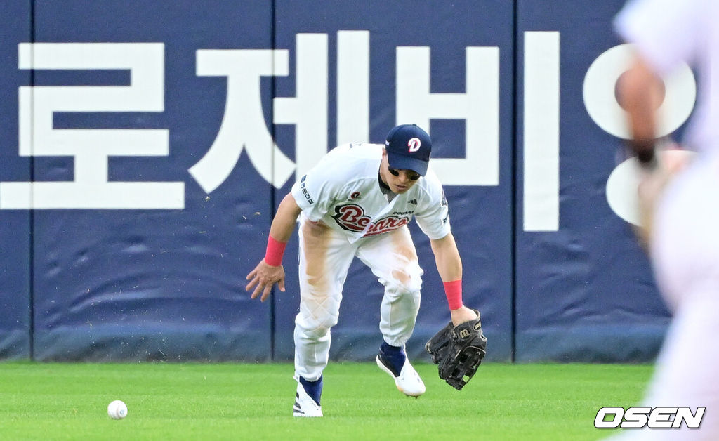 18일 오후 서울 잠실야구장에서 ‘2026 신한 SOL KBO리그’ 두산 베어스와 KIA 타이거즈의 경기가 열렸다.홈팀 두산은 최승용, 방문팀 KIA는 애덤 올러를 선발로 내세웠다.5회초 1사 1, 2루 상황 KIA 박재현의 동점 1타점 적시타 때 두산 우익수 손아섭이 타구를 쫓았지만 놓치고 있다. 2026.04.18 / dreamer@osen.co.kr
