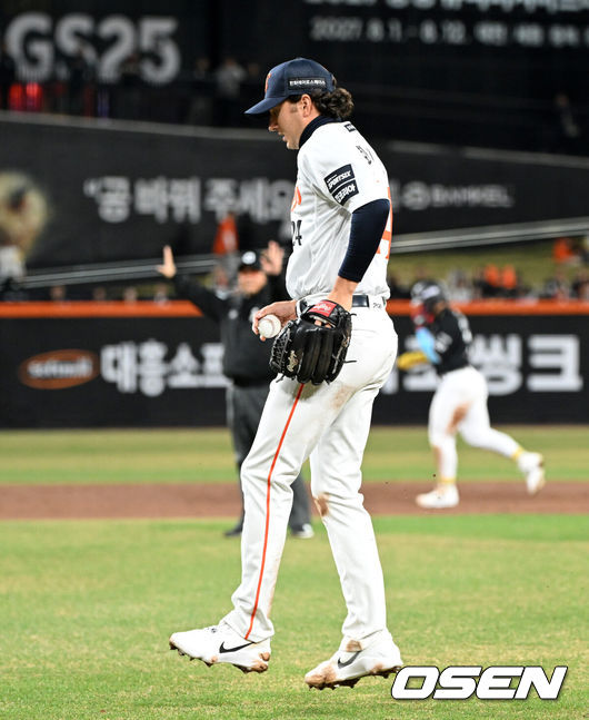 [OSEN=대전, 이대선 기자] 31일 대전 한화생명볼파크에서 2026 신한 SOL KBO리그 한화 이글스와 KT 위즈의 경기가 열렸다.이날 한화는 오웬 화이트, KT는 케일럽 보쉴리를 선발로 내세웠다.3회초 무사 1,2루에서 한화 화이트가 수비 과정에서 부상을 당하며 교체되고 있다. 2026.03.31 /sunday@osen.co.kr