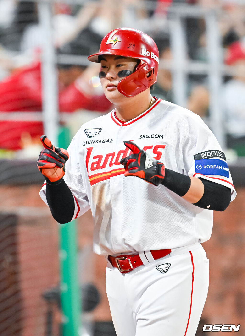 16일 오후 인천 SSG랜더스필드에서 ‘2026 신한 SOL Bank KBO리그' SSG 랜더스와 두산 베어스의 경기가 진행됐다.이날 SSG는 화이트를, 두산은 곽빈을 선발투수로 내세웠다.7회말 2사 주자 만루 SSG 박성한이 좌익수 앞 역전 2타점 적시타때 홈을 밟은 고명준이 덕아웃에서 기뻐하고 있다. 2026.04.16 / rumi@osen.co.kr