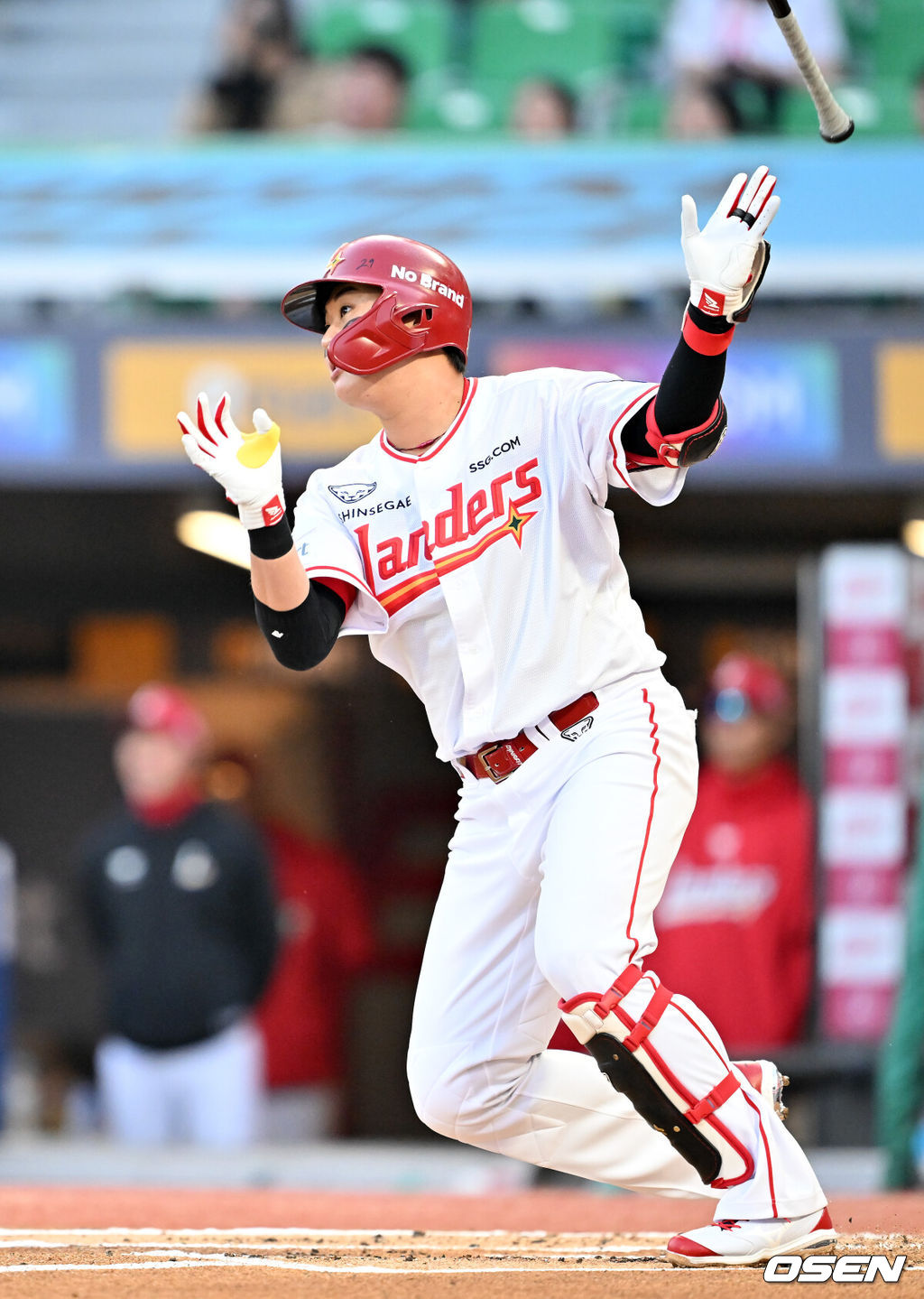 15일 오후 인천 SSG랜더스필드에서 ‘2026 신한 SOL Bank KBO리그' SSG 랜더스와 두산 베어스의 경기가 진행됐다.이날 SSG는 최민준을, 두산은 이영하를 선발투수로 내세웠다.1회말 2사 주자 2,3루 SSG 고명준이 좌중월 선취 스리런 홈런을 때리고 있다. 2026.04.15 / rumi@osen.co.kr