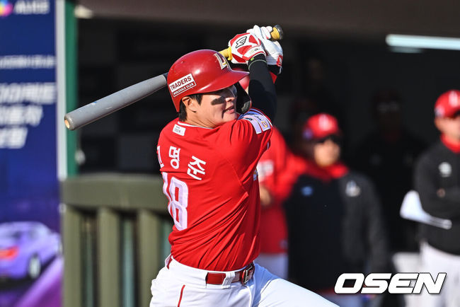 [OSEN=부산, 이석우 기자] 5일 부산 사직야구장에서 2026 신한 SOL KBO 리그 롯데 자이언츠와 SSG 랜더스의 경기가 열렸다. 홈팀 롯데는 박세웅이, 방문팀 SSG는 베니지아노가 선발 출전했다.SSG 랜더스 고명준이 9회초 1사 1,3루 중견수 앞 1타점 안타를 치고 있다. 2026.04.05 / foto0307@osen.co.kr