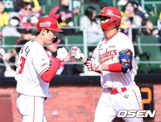 [OSEN=인천, 최규한 기자] 19일 인천 SSG랜더스필드에서 ‘2026 신한 SOL KBO리그’ 시범경기 SSG 랜더스와 LG 트윈스 경기가 열렸다.홈팀 SSG는 타케다 쇼타, 방문팀 LG는 송승기를 선발로 내세웠다.8회말 1사 주자없는 상황 SSG 조형우가 추격의 좌월 솔로포를 날리고 홈을 밟은 뒤 오태곤과 기뻐하고 있다. 2026.03.19 / dreamer@osen.co.kr
