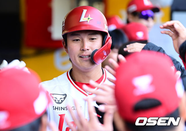 [OSEN=인천, 최규한 기자] 19일 인천 SSG랜더스필드에서 ‘2026 신한 SOL KBO리그’ 시범경기 SSG 랜더스와 LG 트윈스 경기가 열렸다.홈팀 SSG는 타케다 쇼타, 방문팀 LG는 송승기를 선발로 내세웠다.8회말 1사 주자없는 상황 SSG 조형우가 추격의 좌월 솔로포를 날리고 홈을 밟은 뒤 더그아웃 동료들과 기뻐하고 있다. 2026.03.19 / dreamer@osen.co.kr