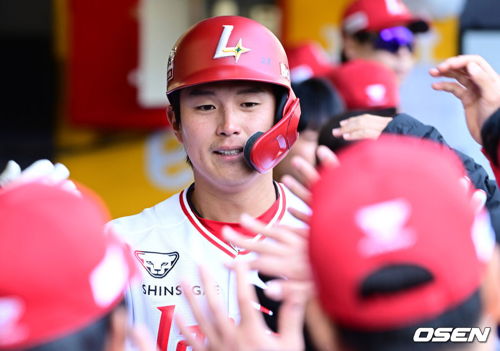 19일 인천 SSG랜더스필드에서 ‘2026 신한 SOL KBO리그’ 시범경기 SSG 랜더스와 LG 트윈스 경기가 열렸다.홈팀 SSG는 타케다 쇼타, 방문팀 LG는 송승기를 선발로 내세웠다.8회말 1사 주자없는 상황 SSG 조형우가 추격의 좌월 솔로포를 날리고 홈을 밟은 뒤 더그아웃 동료들과 기뻐하고 있다. 2026.03.19 / dreamer@osen.co.kr