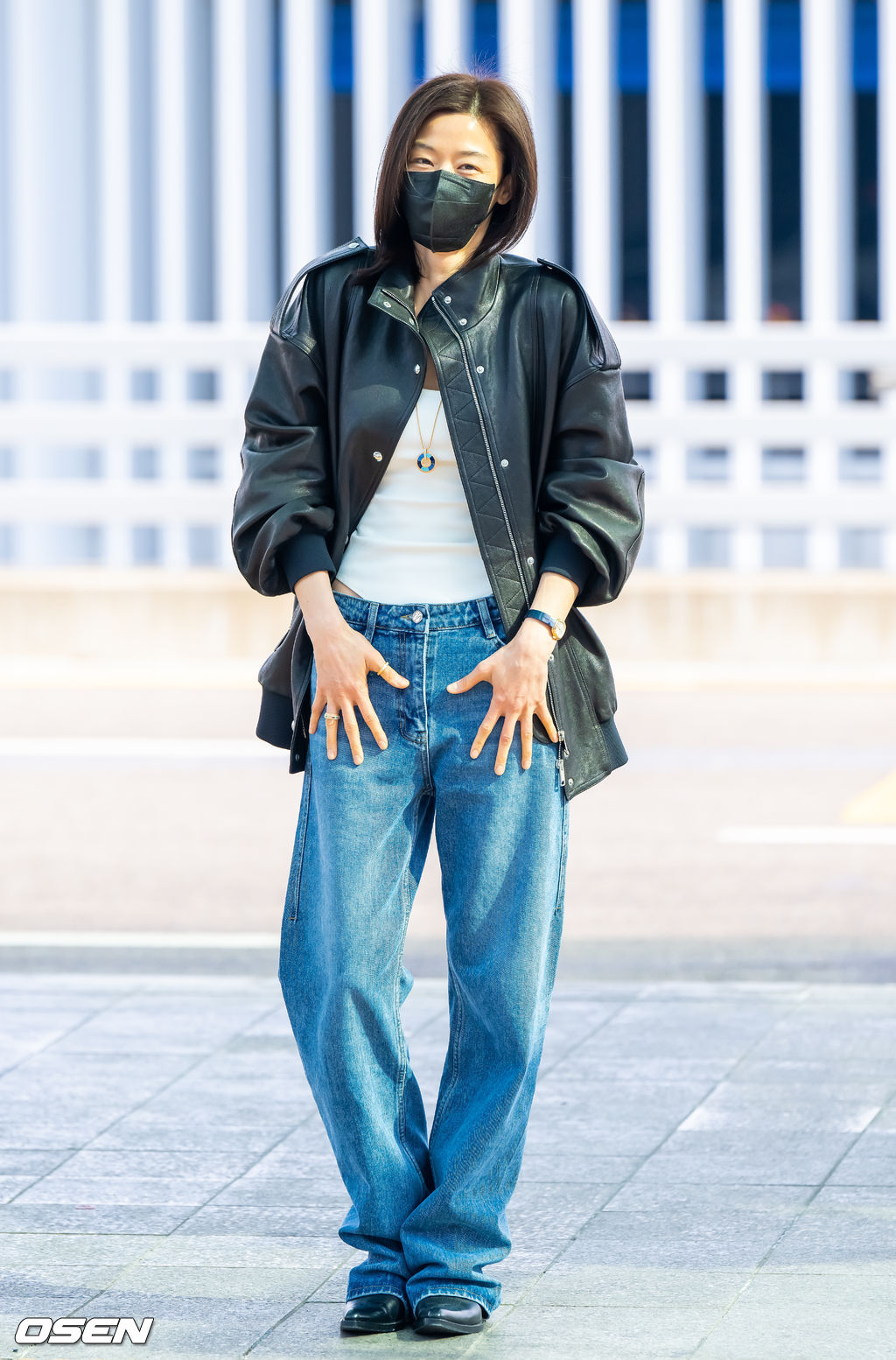 가죽 재킷과 데님을 매치한 담백한 공항 룩
