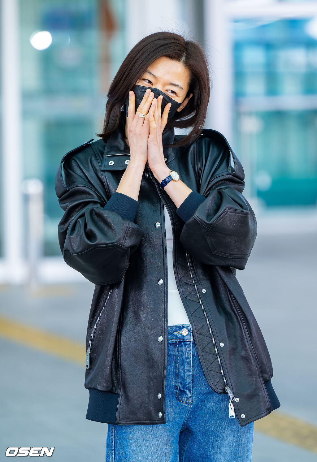 화장기 없는 얼굴 마스크로 가린 전지현