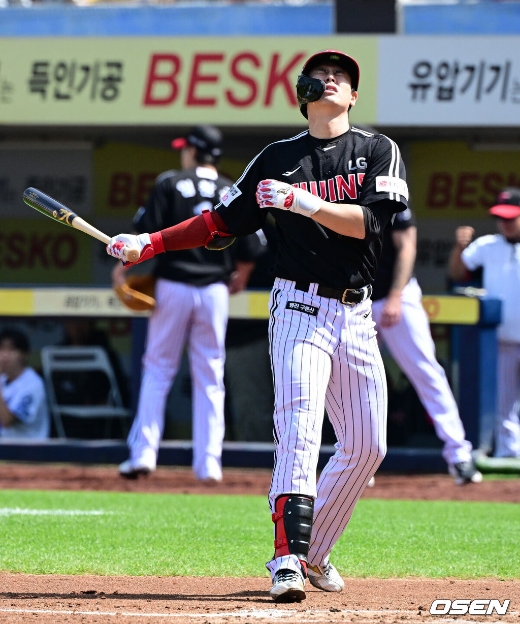 18일 대구삼성라이온즈파크에서 2026 신한 SOL KBO리그 삼성 라이온즈와 LG 트윈스의 경기가 열렸다.7연승에 도전하는 삼성은 잭 오러클린, LG는 임찬규가 선발로 나섰다.2회초 2사 2루에서 LG 홍창기가 삼진을 당하며 아쉬워하고 있다. 2026.04.18 / jpnews@osen.co.kr