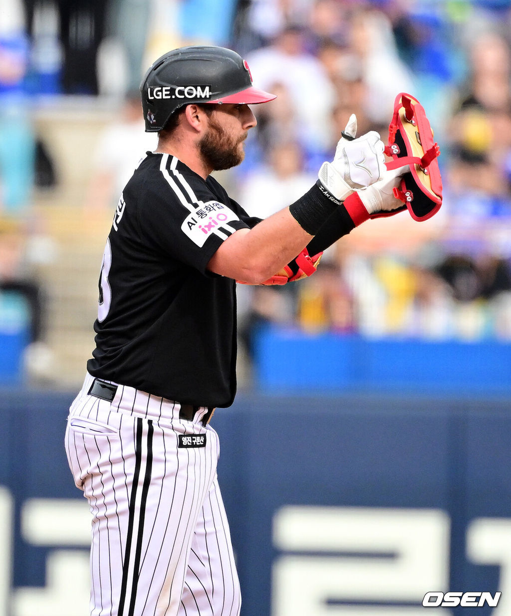 18일 대구삼성라이온즈파크에서 2026 신한 SOL KBO리그 삼성 라이온즈와 LG 트윈스의 경기가 열렸다.7연승에 도전하는 삼성은 잭 오러클린, LG는 임찬규가 선발로 나섰다.7회초 1사 2루에서 LG 오스틴이 1타점 적시 2루타를 날리며 기뻐하고 있다. 2026.04.18 / jpnews@osen.co.kr