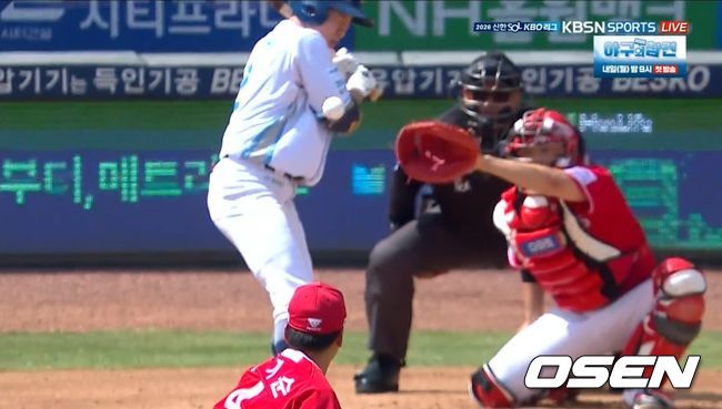 19일 창원 NC파크에서 SSG 랜더스와 NC 다이노스의 경기가 열렸다. NC 박민우가 1회 SSG 투수 이기순이 던진 직구에 오른 팔꿈치를 맞고 있다. / 티빙 제공