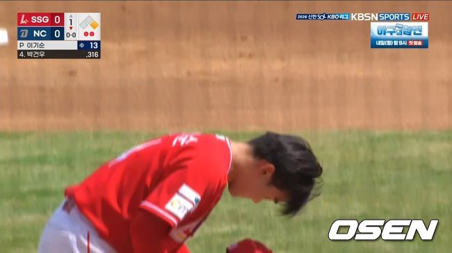 19일 창원 NC파크에서 SSG 랜더스와 NC 다이노스의 경기가 열렸다. SSG 투수 이기순이 팔꿈치에 투구를 맞은 NC 박민우를 향해 미안하다며 인사하고 있다. / 티빙 제공