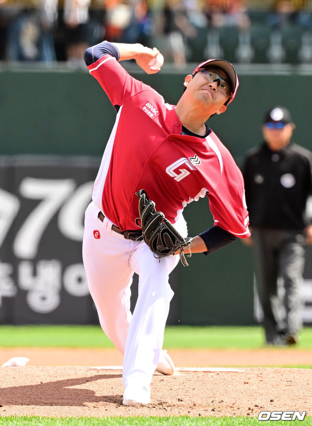 19일 부산 사직야구장에서 2026 신한 SOL KBO리그 롯데 자이언츠와 한화 이글스의 경기가 열렸다.롯데는 박세웅, 한화는 에르난데스가 선발로 나섰다.1회 롯데 박세웅이 역투하고 있다. 2026.04.19 / jpnews@osen.co.kr