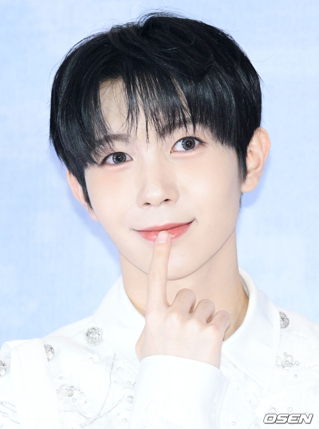 NCT WISH(엔시티 위시)의 서울 앙코르 공연 및 정규 1집 발매 기념 기자간담회가 19일 서울 송파구 올림픽공원 KSPO DOME에서 열렸다.NCT WISH는 17일부터 19일까지 서울 올림픽공원 KSPO DOME에서 ‘엔시티 위시 퍼스트 콘서트 투어 ’인투 더 위시 : 아워 위시‘시' 앙코르 인 서울(NCT WISH 1st CONCERT TOUR ‘INTO THE WISH : Our WISH’ ENCORE IN SEOUL)’를 개최한다.NCT WISH 료가 포즈를 취하고 있다. 2026.04.19 /cej@osen.co.kr