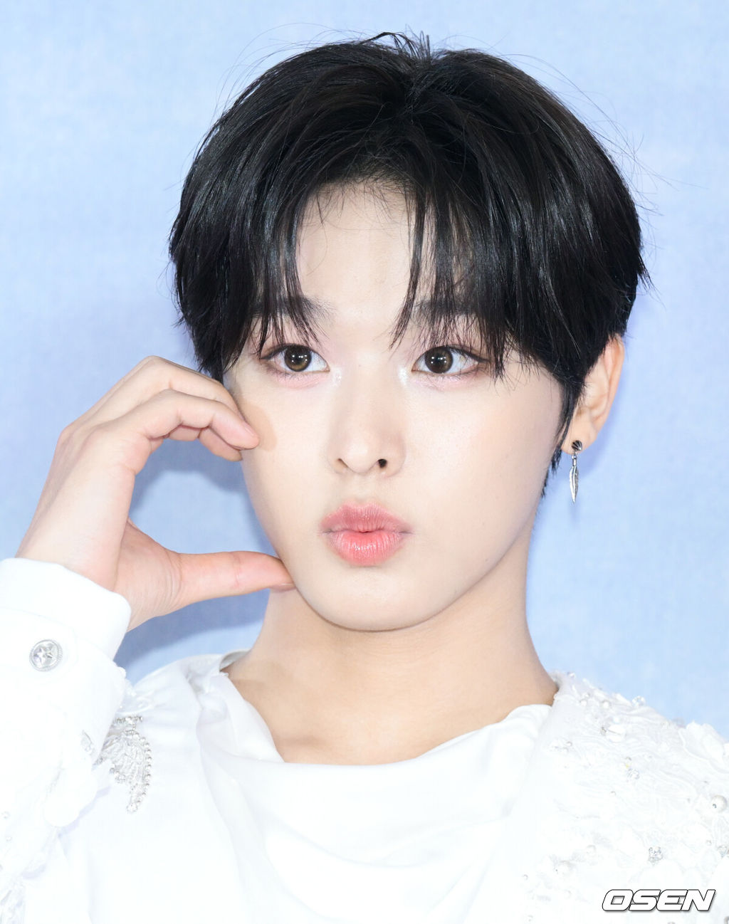 NCT WISH(엔시티 위시)의 서울 앙코르 공연 및 정규 1집 발매 기념 기자간담회가 19일 서울 송파구 올림픽공원 KSPO DOME에서 열렸다.NCT WISH는 17일부터 19일까지 서울 올림픽공원 KSPO DOME에서 ‘엔시티 위시 퍼스트 콘서트 투어 ’인투 더 위시 : 아워 위시‘시' 앙코르 인 서울(NCT WISH 1st CONCERT TOUR ‘INTO THE WISH : Our WISH’ ENCORE IN SEOUL)’를 개최한다.NCT WISH 리쿠가 포즈를 취하고 있다. 2026.04.19 /cej@osen.co.kr