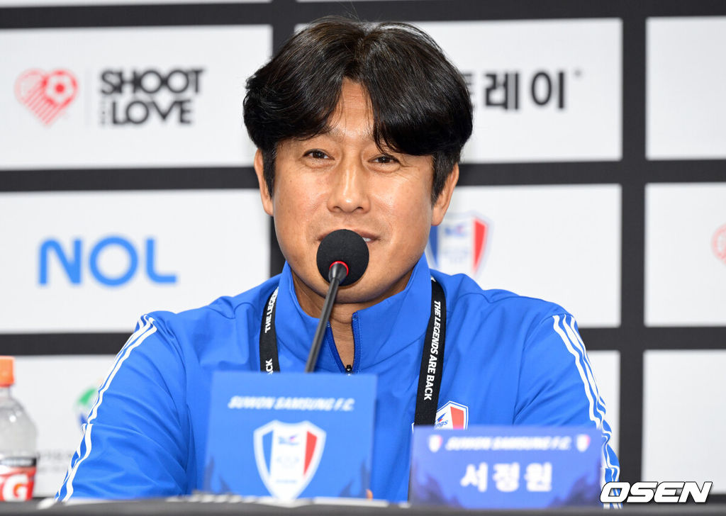 OGFC와 수원삼성 블루윙즈 레전드 매치 ‘OGFC: THE LEGENDS ARE BACK’이 19일 수원월드컵경기장에서 열린다.OGFC는 박지성, 리오 퍼디난드, 라이언 긱스, 파트리스 에브라 등 프리미어리그 황금기를 대표하는 레전드들이 축구 콘텐츠·이벤트 제작사 슛포러브와 함께 결성한 신생 독립팀이다.수원 삼성 서정원 감독이 인터뷰를 하고 있다. 2026.04.19 /cej@osen.co.kr