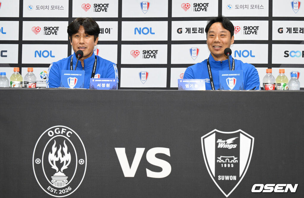 OGFC와 수원삼성 블루윙즈 레전드 매치 ‘OGFC: THE LEGENDS ARE BACK’이 19일 수원월드컵경기장에서 열린다.OGFC는 박지성, 리오 퍼디난드, 라이언 긱스, 파트리스 에브라 등 프리미어리그 황금기를 대표하는 레전드들이 축구 콘텐츠·이벤트 제작사 슛포러브와 함께 결성한 신생 독립팀이다.수원 삼성 서정원 감독, 염기훈이 인터뷰를 하고 있다. 2026.04.19 /cej@osen.co.kr