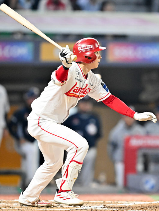 [OSEN=인천, 민경훈 기자] 15일 오후 인천 SSG랜더스필드에서 ‘2026 신한 SOL Bank KBO리그' SSG 랜더스와 두산 베어스의 경기가 진행됐다.이날 SSG는 최민준을, 두산은 이영하를 선발투수로 내세웠다.6회말 1사 주자 3루 SSG 박성한이 중견수 앞 1타점 적시타를 때리고 있다. 2026.04.15 / rumi@osen.co.kr