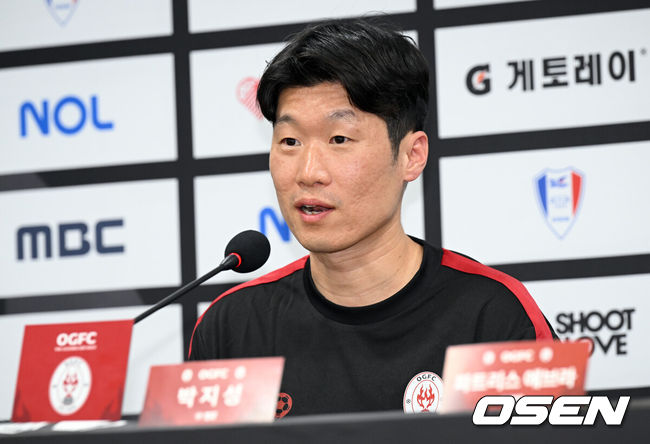 [OSEN=수원, 조은정 기자]OGFC와 수원삼성 블루윙즈 레전드 매치 ‘OGFC: THE LEGENDS ARE BACK’이 19일 수원월드컵경기장에서 열린다.OGFC는 박지성, 리오 퍼디난드, 라이언 긱스, 파트리스 에브라 등 프리미어리그 황금기를 대표하는 레전드들이 축구 콘텐츠·이벤트 제작사 슛포러브와 함께 결성한 신생 독립팀이다.OGFC 박지성이 인터뷰를 하고 있다. 2026.04.19 /cej@osen.co.kr