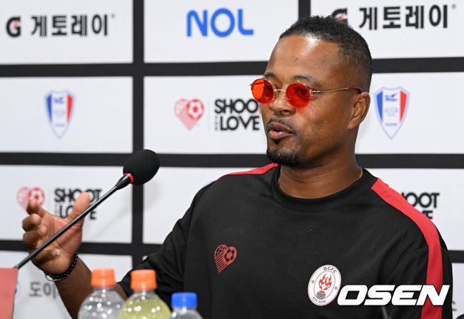 [OSEN=수원, 조은정 기자]OGFC와 수원삼성 블루윙즈 레전드 매치 ‘OGFC: THE LEGENDS ARE BACK’이 19일 수원월드컵경기장에서 열린다.OGFC는 박지성, 리오 퍼디난드, 라이언 긱스, 파트리스 에브라 등 프리미어리그 황금기를 대표하는 레전드들이 축구 콘텐츠·이벤트 제작사 슛포러브와 함께 결성한 신생 독립팀이다.OGFC 에브라가 인터뷰를 하고 있다. 2026.04.19 /cej@osen.co.kr