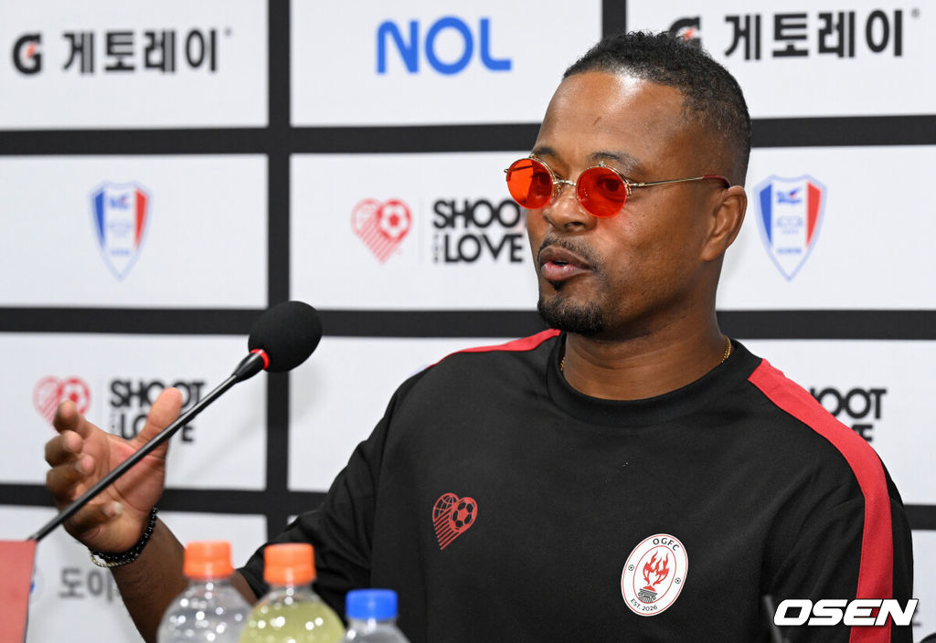 OGFC와 수원삼성 블루윙즈 레전드 매치 ‘OGFC: THE LEGENDS ARE BACK’이 19일 수원월드컵경기장에서 열린다.OGFC는 박지성, 리오 퍼디난드, 라이언 긱스, 파트리스 에브라 등 프리미어리그 황금기를 대표하는 레전드들이 축구 콘텐츠·이벤트 제작사 슛포러브와 함께 결성한 신생 독립팀이다.OGFC 에브라가 인터뷰를 하고 있다. 2026.04.19 /cej@osen.co.kr