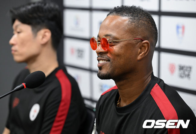 [OSEN=수원, 조은정 기자]OGFC와 수원삼성 블루윙즈 레전드 매치 ‘OGFC: THE LEGENDS ARE BACK’이 19일 수원월드컵경기장에서 열린다.OGFC는 박지성, 리오 퍼디난드, 라이언 긱스, 파트리스 에브라 등 프리미어리그 황금기를 대표하는 레전드들이 축구 콘텐츠·이벤트 제작사 슛포러브와 함께 결성한 신생 독립팀이다.OGFC 박지성, 에브라가 인터뷰를 하고 있다. 2026.04.19 /cej@osen.co.kr