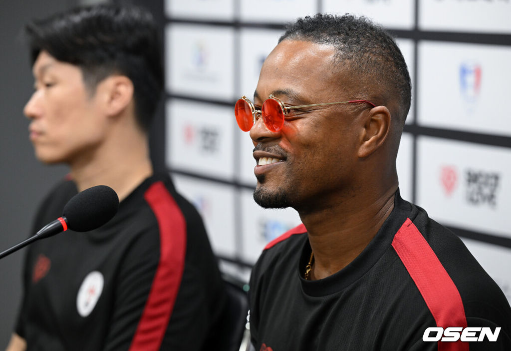 OGFC와 수원삼성 블루윙즈 레전드 매치 ‘OGFC: THE LEGENDS ARE BACK’이 19일 수원월드컵경기장에서 열린다.OGFC는 박지성, 리오 퍼디난드, 라이언 긱스, 파트리스 에브라 등 프리미어리그 황금기를 대표하는 레전드들이 축구 콘텐츠·이벤트 제작사 슛포러브와 함께 결성한 신생 독립팀이다.OGFC 박지성, 에브라가 인터뷰를 하고 있다. 2026.04.19 /cej@osen.co.kr