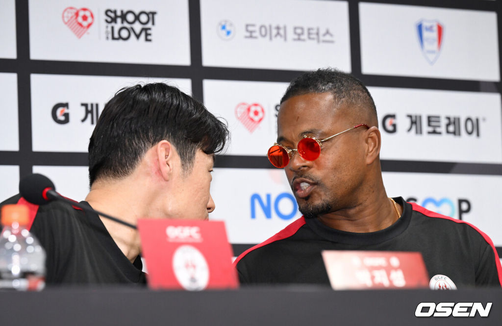 OGFC와 수원삼성 블루윙즈 레전드 매치 ‘OGFC: THE LEGENDS ARE BACK’이 19일 수원월드컵경기장에서 열린다.OGFC는 박지성, 리오 퍼디난드, 라이언 긱스, 파트리스 에브라 등 프리미어리그 황금기를 대표하는 레전드들이 축구 콘텐츠·이벤트 제작사 슛포러브와 함께 결성한 신생 독립팀이다.OGFC 박지성, 에브라가 인터뷰 중 대화를 나누고 있다. 2026.04.19 /cej@osen.co.kr