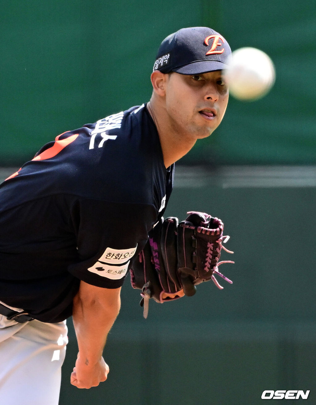 19일 부산 사직야구장에서 2026 신한 SOL KBO리그 롯데 자이언츠와 한화 이글스의 경기가 열렸다.롯데는 박세웅, 한화는 에르난데스가 선발로 나섰다.1회말 한화 에르난데스가 역투하고 있다. 2026.04.19 / jpnews@osen.co.kr