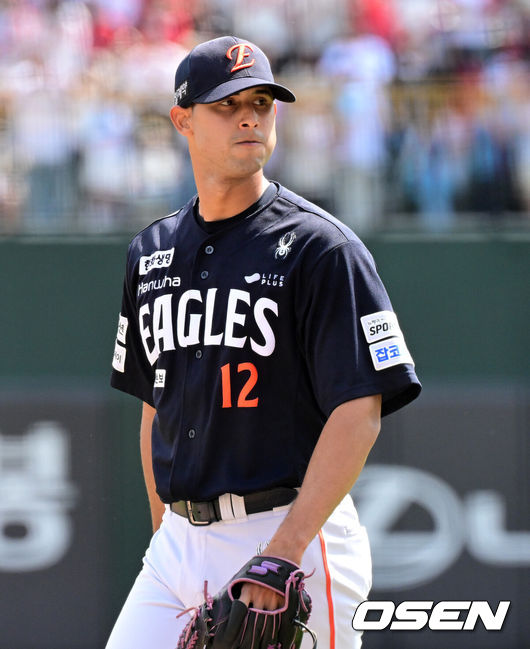 [OSEN=부산, 지형준 기자] 19일 부산 사직야구장에서 2026 신한 SOL KBO리그 롯데 자이언츠와 한화 이글스의 경기가 열렸다.롯데는 박세웅, 한화는 에르난데스가 선발로 나섰다.1회말 수비를 마친 한화 에르난데스가 더그아웃으로 향하고 있다. 2026.04.19&nbsp;/ jpnews@osen.co.kr