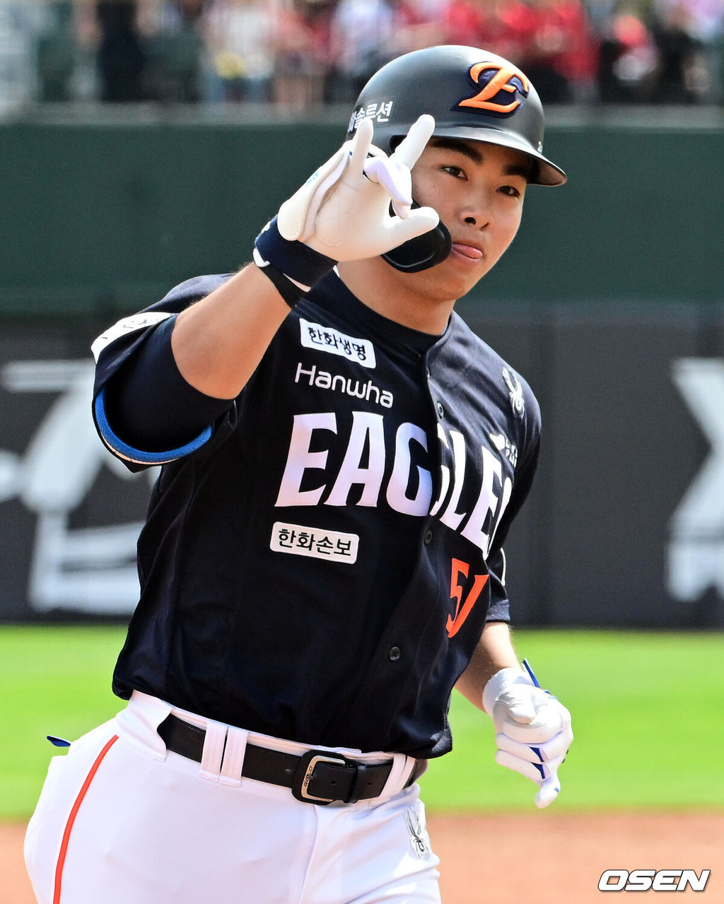 19일 부산 사직야구장에서 2026 신한 SOL KBO리그 롯데 자이언츠와 한화 이글스의 경기가 열렸다.롯데는 박세웅, 한화는 에르난데스가 선발로 나섰다.3회초 2사에서 한화 문현빈이 우월 솔로포를 날리며 기뻐하고 있다. 2026.04.19 / jpnews@osen.co.kr