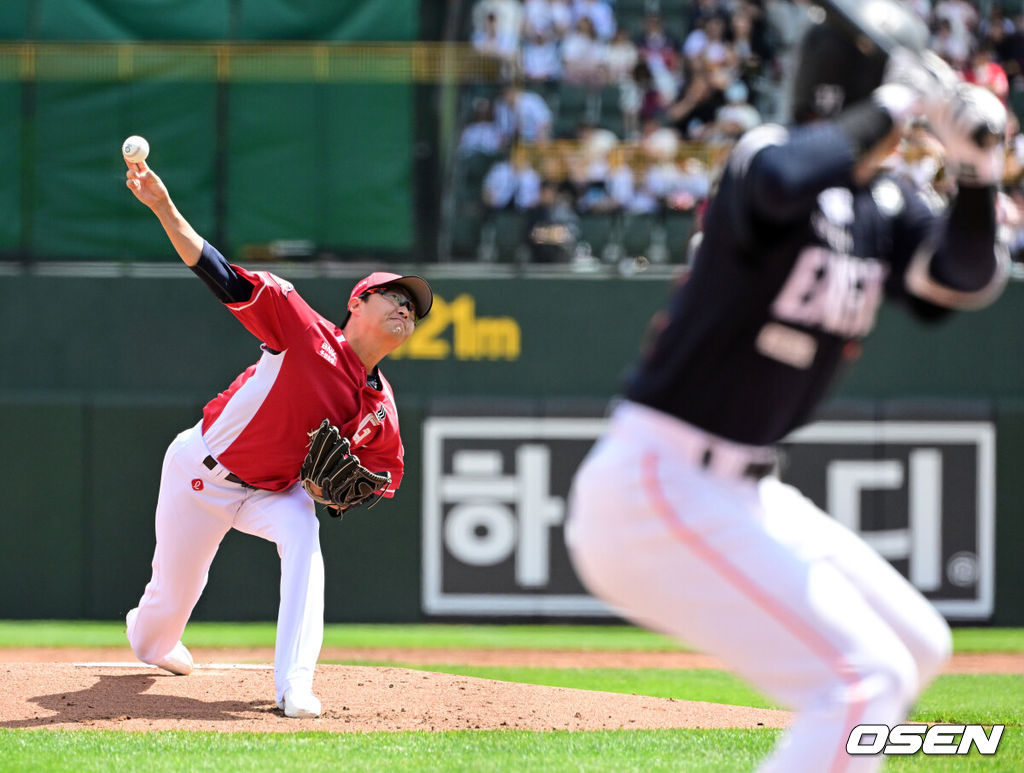 19일 부산 사직야구장에서 2026 신한 SOL KBO리그 롯데 자이언츠와 한화 이글스의 경기가 열렸다.롯데는 박세웅, 한화는 에르난데스가 선발로 나섰다.1회 롯데 박세웅이 역투하고 있다. 2026.04.19 / jpnews@osen.co.kr
