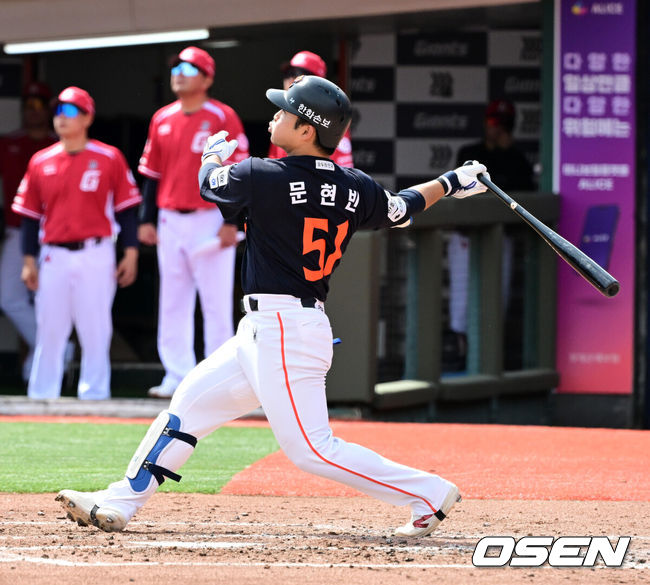 [OSEN=부산, 지형준 기자] 19일 부산 사직야구장에서 2026 신한 SOL KBO리그 롯데 자이언츠와 한화 이글스의 경기가 열렸다.롯데는 박세웅, 한화는 에르난데스가 선발로 나섰다.3회초 2사에서 한화 문현빈이 우월 솔로포를 날리고 있다. 2026.04.19&nbsp;/ jpnews@osen.co.kr