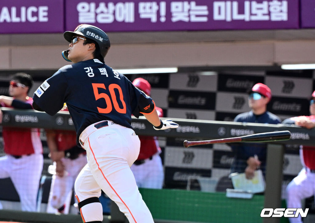 19일 부산 사직야구장에서 2026 신한 SOL KBO리그 롯데 자이언츠와 한화 이글스의 경기가 열렸다.롯데는 박세웅, 한화는 에르난데스가 선발로 나섰다.5회초 무사 1,3루에서 한화 강백호가 1타점 좌중간 2루타를 날리고 있다. 2026.04.19 / jpnews@osen.co.kr