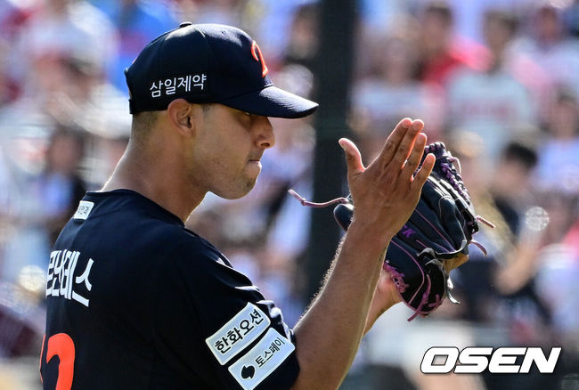 [OSEN=부산, 지형준 기자] 19일 부산 사직야구장에서 2026 신한 SOL KBO리그 롯데 자이언츠와 한화 이글스의 경기가 열렸다.롯데는 박세웅, 한화는 에르난데스가 선발로 나섰다.6회말 1사 1루에서 한화 에르난데스가 롯데 한동희를 병살 처리하며 기뻐하고 있다. 2026.04.19&nbsp;/ jpnews@osen.co.kr