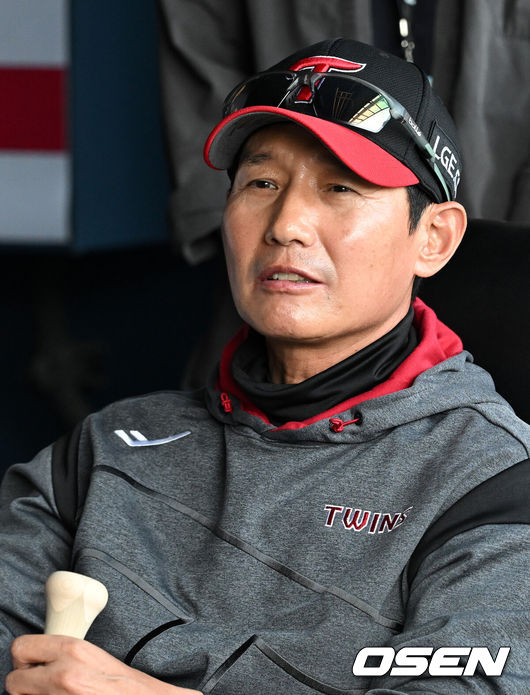 [OSEN=잠실, 이대선 기자] 15일 서울 잠실야구장에서 2026 신한 SOL KBO리그 LG 트윈스와 롯데 자이언츠의 경기가 열렸다.이날 LG는 웰스, 롯데는 김진욱을 선발로 내세웠다.경기에 앞서 LG 염경엽 감독이 취재진과 인터뷰를 하고 있다.  2026.04.15 /sunday@osen.co.kr