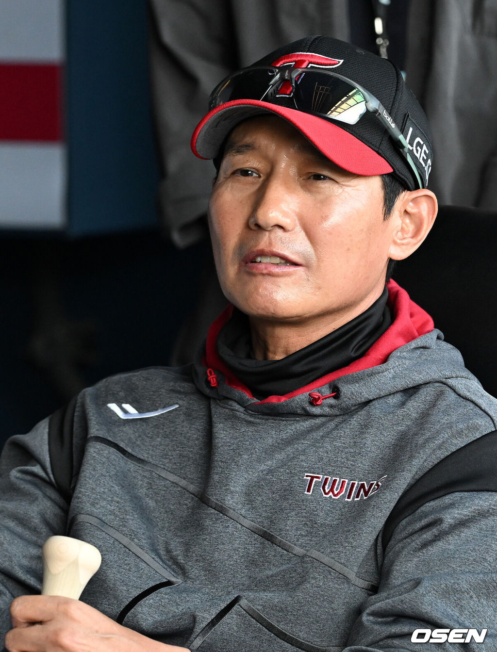 15일 서울 잠실야구장에서 2026 신한 SOL KBO리그 LG 트윈스와 롯데 자이언츠의 경기가 열렸다.이날 LG는 웰스, 롯데는 김진욱을 선발로 내세웠다.경기에 앞서 LG 염경엽 감독이 취재진과 인터뷰를 하고 있다.  2026.04.15 /sunday@osen.co.kr