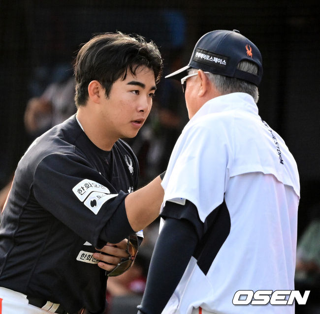 [OSEN=부산, 지형준 기자] 프로야구 한화 이글스가 6연패 이후 2연승을 달리며 분위기 반전에 성공했다. 롯데 자이언츠는 영패를 모면하는데 그쳤다.&nbsp;한화는 19일 부산 사직구장에서 열린 ’2026 신한 SOL KBO리그’ 정규시즌 롯데와의 2차전 맞대결에서 9-1로 완승을 거뒀다. 이로써 한화는 6연패를 탈출한 뒤 곧바로 2연승을 질주했다. 8승 10패를 마크했다. 롯데는 3연패로 6승 12패가 됐다.경기를 마치고 한화 문현빈이 김경문 감독과 하이파이브를 하고 있다. 2026.04.19&nbsp;/ jpnews@osen.co.kr