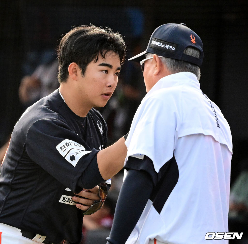 프로야구 한화 이글스가 6연패 이후 2연승을 달리며 분위기 반전에 성공했다. 롯데 자이언츠는 영패를 모면하는데 그쳤다. 한화는 19일 부산 사직구장에서 열린 ’2026 신한 SOL KBO리그’ 정규시즌 롯데와의 2차전 맞대결에서 9-1로 완승을 거뒀다. 이로써 한화는 6연패를 탈출한 뒤 곧바로 2연승을 질주했다. 8승 10패를 마크했다. 롯데는 3연패로 6승 12패가 됐다.경기를 마치고 한화 문현빈이 김경문 감독과 하이파이브를 하고 있다. 2026.04.19 / jpnews@osen.co.kr