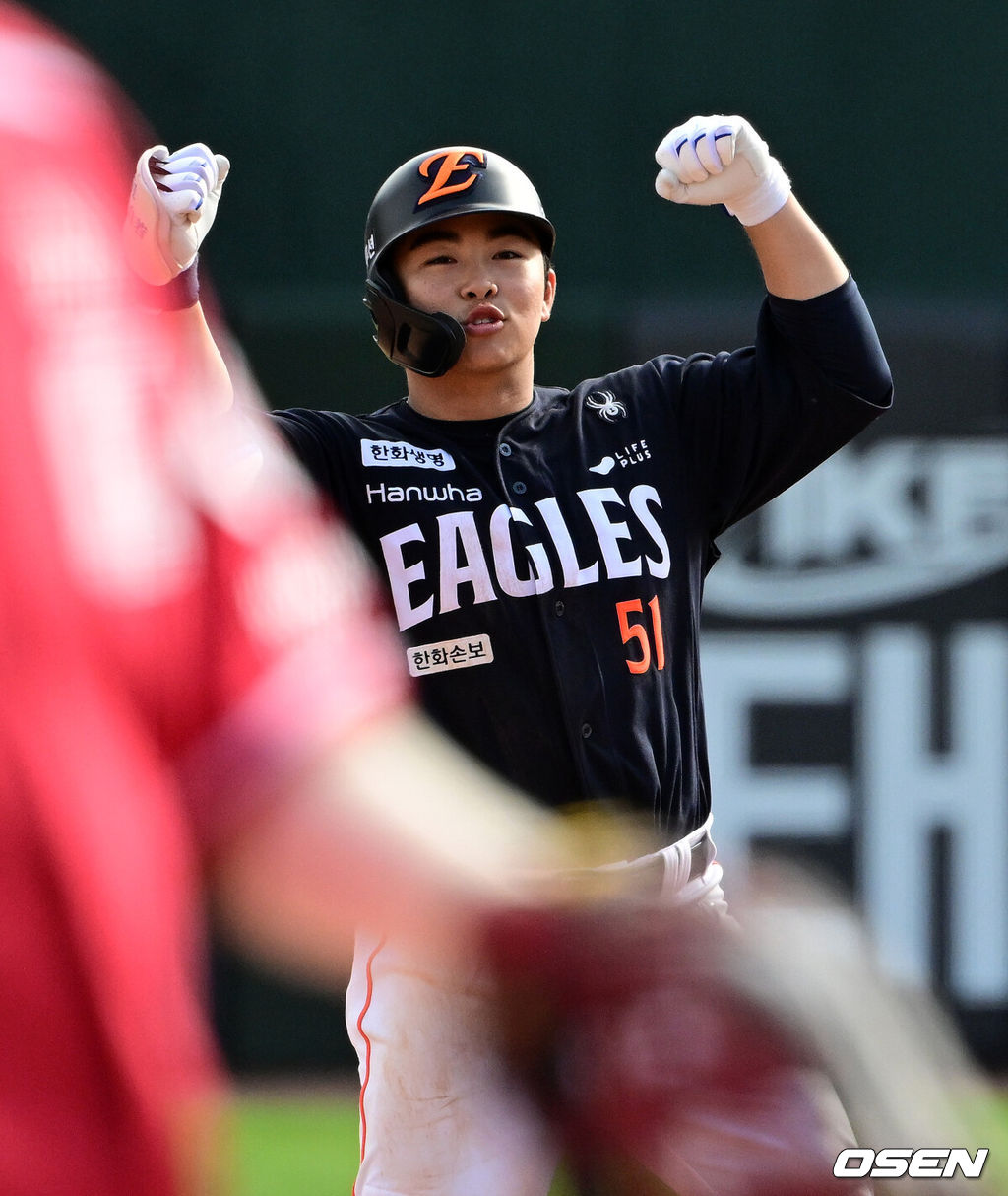 19일 부산 사직야구장에서 2026 신한 SOL KBO리그 롯데 자이언츠와 한화 이글스의 경기가 열렸다.롯데는 박세웅, 한화는 에르난데스가 선발로 나섰다.7회초 2사 1,2루에서 한화 문현빈이 2타점 좌전 적시타를 날리며 기뻐하고 있다. 2026.04.19 / jpnews@osen.co.kr
