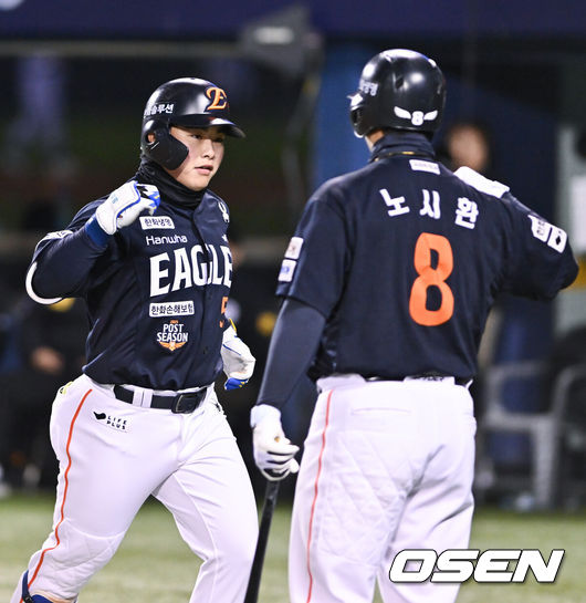 [OSEN=잠실, 박준형 기자] 27일 오후 서울 잠실야구장에서 2025 신한 SOL Bank KBO리그 포스트시즌 한국시리즈 2차전 LG 트윈스와 한화 이글스의 경기가 열렸다.LG는 임찬규, 한화는 류현진을 선발 투수로 내세웠다.1회초 1사 1루 한화 문현빈이 선취 2점 홈런을 날린뒤 후속타자 노시환과 하이파이브를 하고 있다. 2025.10.27 / soul1014@osen.co.kr