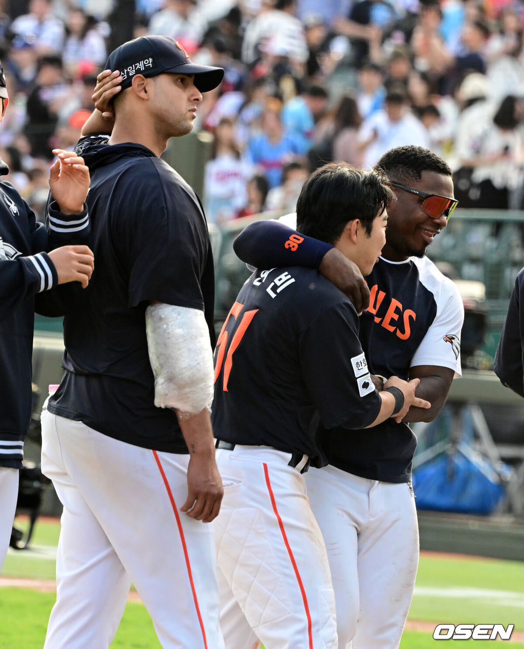 프로야구 한화 이글스가 6연패 이후 2연승을 달리며 분위기 반전에 성공했다. 롯데 자이언츠는 영패를 모면하는데 그쳤다. 한화는 19일 부산 사직구장에서 열린 ’2026 신한 SOL KBO리그’ 정규시즌 롯데와의 2차전 맞대결에서 9-1로 완승을 거뒀다. 이로써 한화는 6연패를 탈출한 뒤 곧바로 2연승을 질주했다. 8승 10패를 마크했다. 롯데는 3연패로 6승 12패가 됐다.경기를 마치고 한화 문현빈, 페라자가 승리를 기뻐하고 있다. 2026.04.19 / jpnews@osen.co.kr