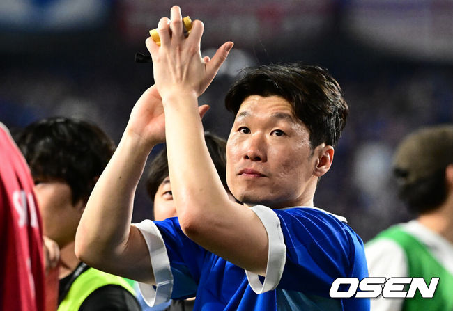 [OSEN=수원, 조은정 기자]'해버지' 박지성(45)이 다시 수원월드컵경기장 잔디를 밟았다. 하지만 승자는 홈팬들의 웅장한 응원에 힘입은&nbsp;수원 삼성 레전드 팀이었다.OGFC는 19일 오후 7시&nbsp;수원월드컵경기장에서&nbsp;수원 삼성 레전드 팀과 맞붙어 0-1로 패했다. 이번 경기는&nbsp;박지성을 비롯해 프리미어리그 황금기를 이끌었던 전설들이 '슛포러브'와 함께 창단한 신생 독립 팀 OGFC가 닻을 올리는 첫 무대였지만, 총 38027명의 관중이 입장한 가운데 아쉬운 패배로 막을 내렸다.박지성이 관중들을 향해 박수를 보내고 있다. 2026.04.19 /cej@osen.co.kr