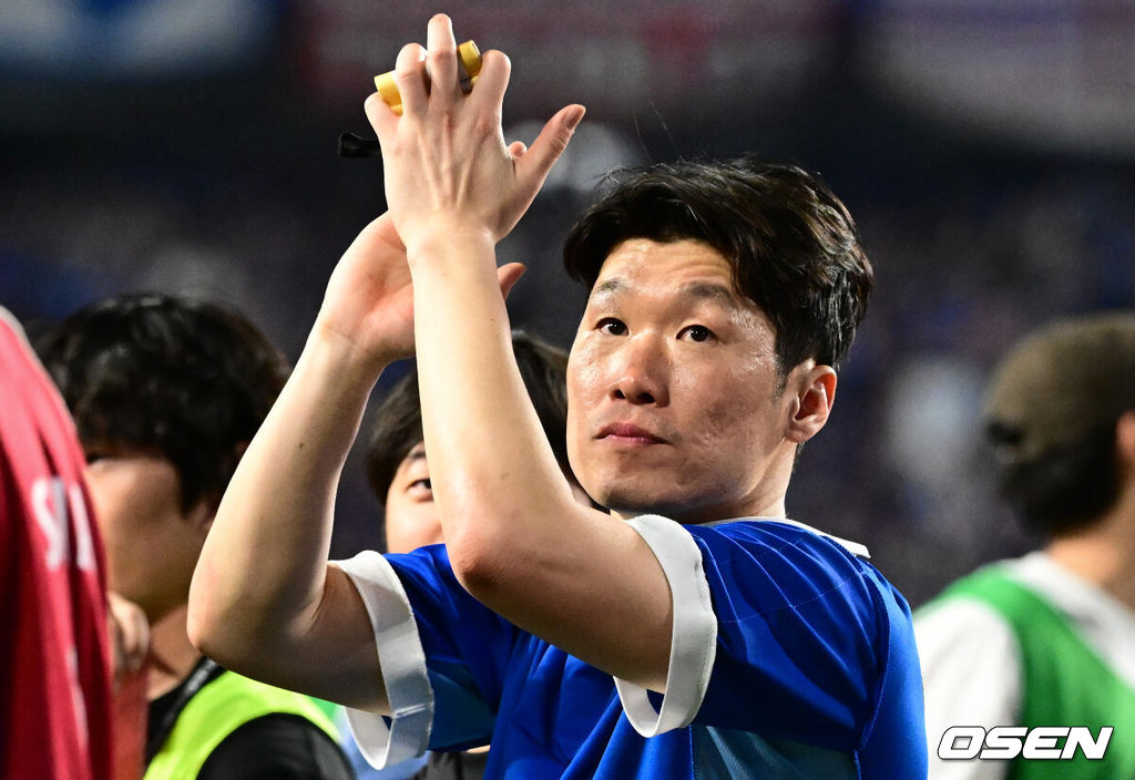 '해버지' 박지성(45)이 다시 수원월드컵경기장 잔디를 밟았다. 하지만 승자는 홈팬들의 웅장한 응원에 힘입은 수원 삼성 레전드 팀이었다.OGFC는 19일 오후 7시 수원월드컵경기장에서 수원 삼성 레전드 팀과 맞붙어 0-1로 패했다. 이번 경기는 박지성을 비롯해 프리미어리그 황금기를 이끌었던 전설들이 '슛포러브'와 함께 창단한 신생 독립 팀 OGFC가 닻을 올리는 첫 무대였지만, 총 38027명의 관중이 입장한 가운데 아쉬운 패배로 막을 내렸다.박지성이 관중들을 향해 박수를 보내고 있다. 2026.04.19 /cej@osen.co.kr