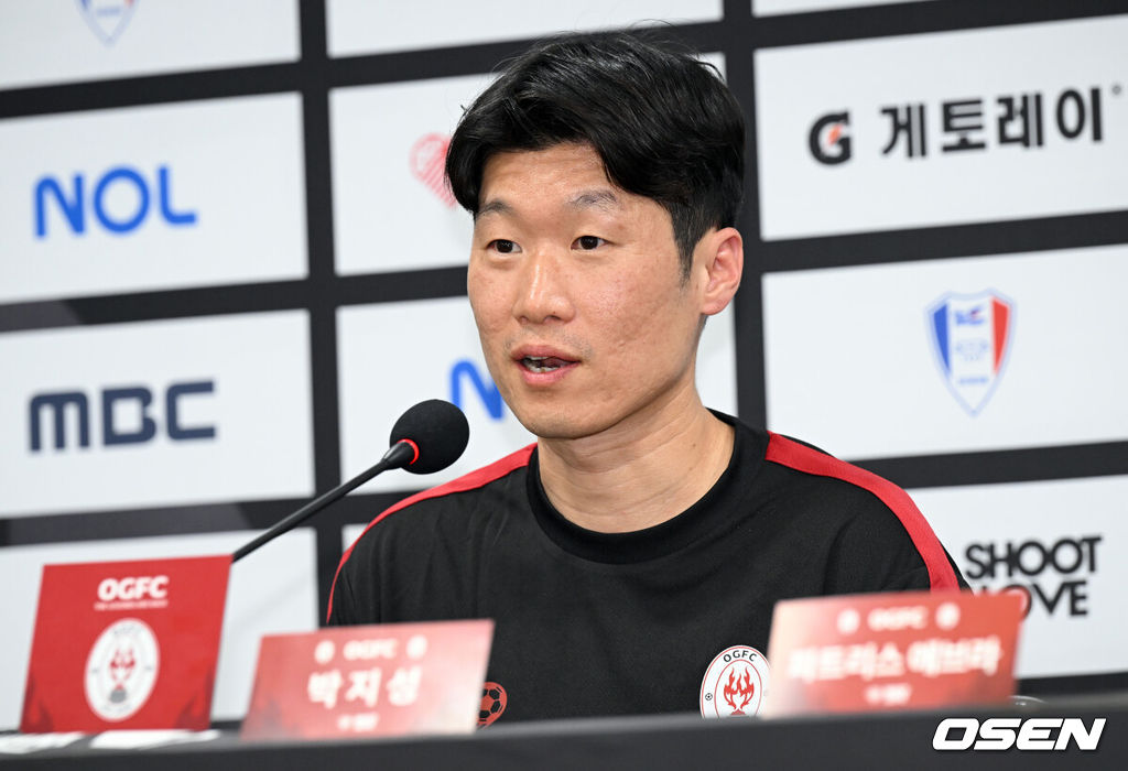 OGFC와 수원삼성 블루윙즈 레전드 매치 ‘OGFC: THE LEGENDS ARE BACK’이 19일 수원월드컵경기장에서 열린다.OGFC는 박지성, 리오 퍼디난드, 라이언 긱스, 파트리스 에브라 등 프리미어리그 황금기를 대표하는 레전드들이 축구 콘텐츠·이벤트 제작사 슛포러브와 함께 결성한 신생 독립팀이다.OGFC 박지성이 인터뷰를 하고 있다. 2026.04.19 /cej@osen.co.kr