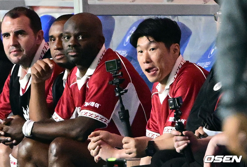 OGFC와 수원삼성 블루윙즈 레전드 매치 ‘OGFC: THE LEGENDS ARE BACK’이 19일 수원월드컵경기장에서 열렸다.OGFC는 박지성, 리오 퍼디난드, 라이언 긱스, 파트리스 에브라 등 프리미어리그 황금기를 대표하는 레전드들이 축구 콘텐츠·이벤트 제작사 슛포러브와 함께 결성한 신생 독립팀이다.전반 박지성이 벤치에서 경기를 지켜보고 있다. 2026.04.19 /cej@osen.co.kr