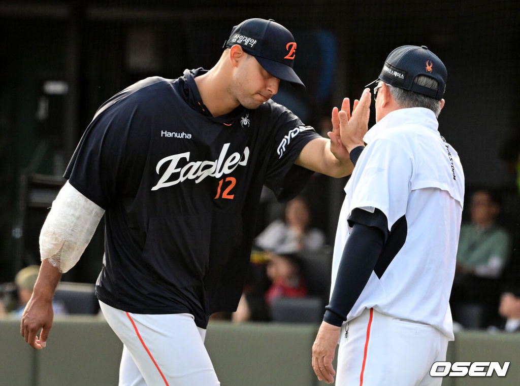 프로야구 한화 이글스가 6연패 이후 2연승을 달리며 분위기 반전에 성공했다. 롯데 자이언츠는 영패를 모면하는데 그쳤다. 한화는 19일 부산 사직구장에서 열린 ’2026 신한 SOL KBO리그’ 정규시즌 롯데와의 2차전 맞대결에서 9-1로 완승을 거뒀다. 이로써 한화는 6연패를 탈출한 뒤 곧바로 2연승을 질주했다. 8승 10패를 마크했다. 롯데는 3연패로 6승 12패가 됐다.경기를 마치고 한화 에르난데스가 김경문 감독과 하이파이브를 하고 있다. 2026.04.19 / jpnews@osen.co.kr