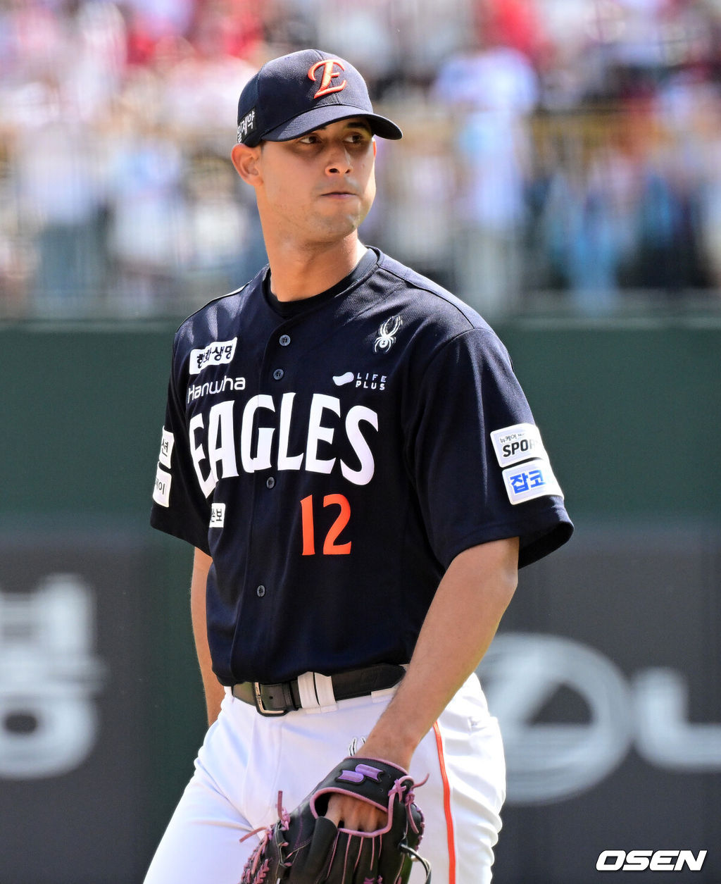 19일 부산 사직야구장에서 2026 신한 SOL KBO리그 롯데 자이언츠와 한화 이글스의 경기가 열렸다.롯데는 박세웅, 한화는 에르난데스가 선발로 나섰다.1회말 수비를 마친 한화 에르난데스가 더그아웃으로 향하고 있다. 2026.04.19 / jpnews@osen.co.kr